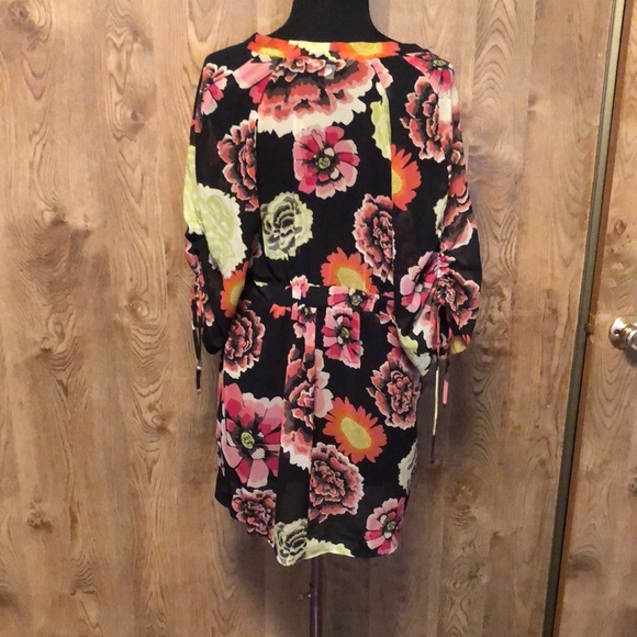 Multicolored Floral Flutter Sleeve Tunic Top - Picture 3 of 9